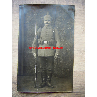 Feldgrauer Infanterist mit Notbajonett - Portraitfoto