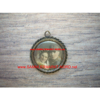 Chain medallion with soldiers photo